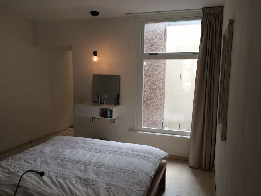 2nd floor, Masterbedroom (Kingsize bed) and bathroom