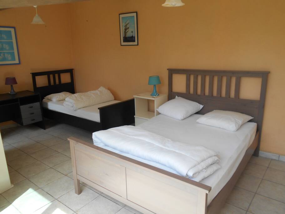 Chambre sur jardin 18m2 avec 1 lit 2 places et un lit une place