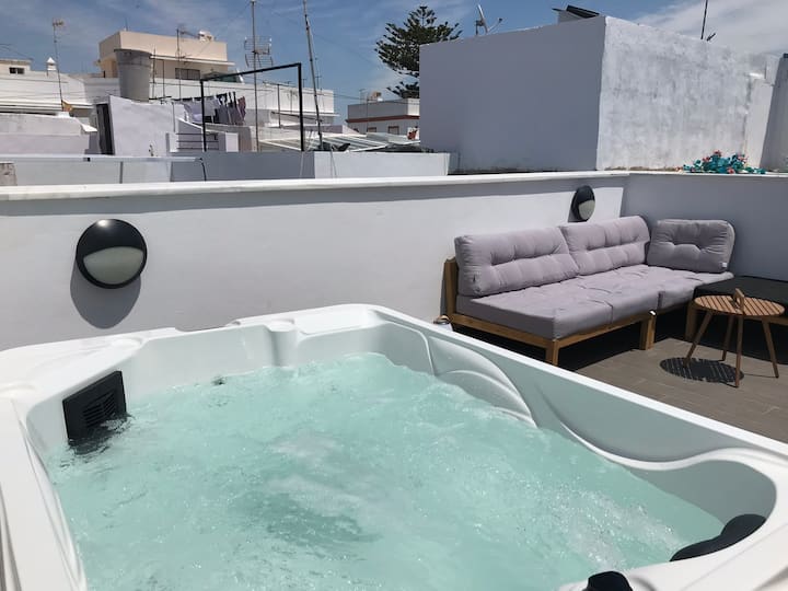 Luxury apartment, Jacuzzi, private terrace & parking