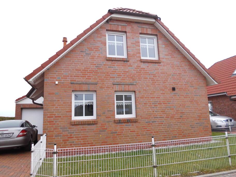 Mit Vorgarten - umzäunt