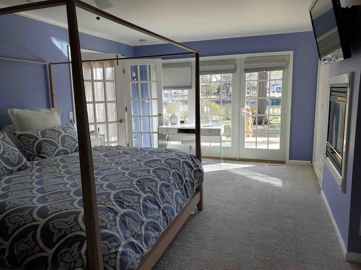 Chumba cha kulala cha ghorofa ya kwanza, chenye godoro la King, meko ya gesi, mlango wa sitaha, mwonekano mzuri wa maji.