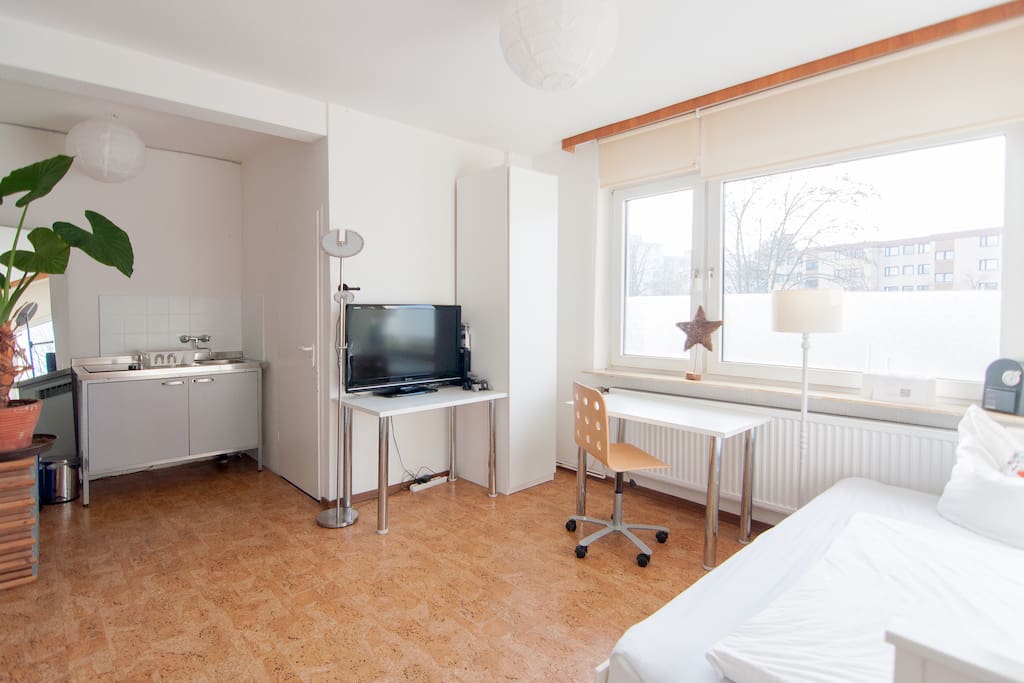 Fernseher, W-Lan, Küchenzeile mit Kühlschrank, eigenes Bad, eigener Schrank: Braucht es mehr?
