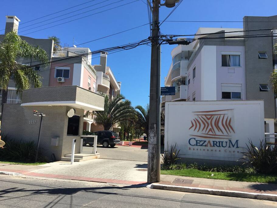 Entrada do condomínio. Segurança 24 horas.
