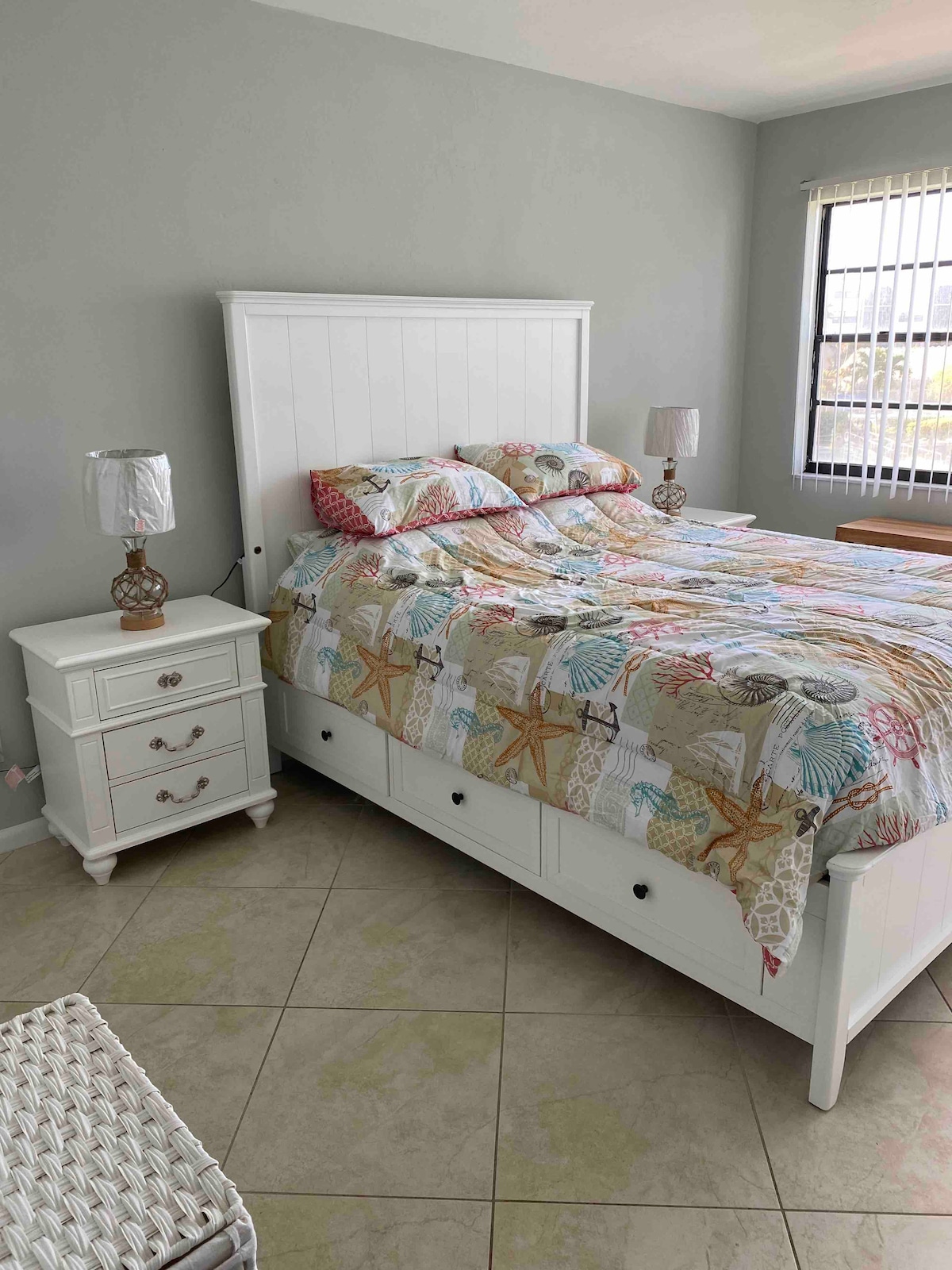 ห้องนอนใหญ่พร้อมเตียงควีนไซส์