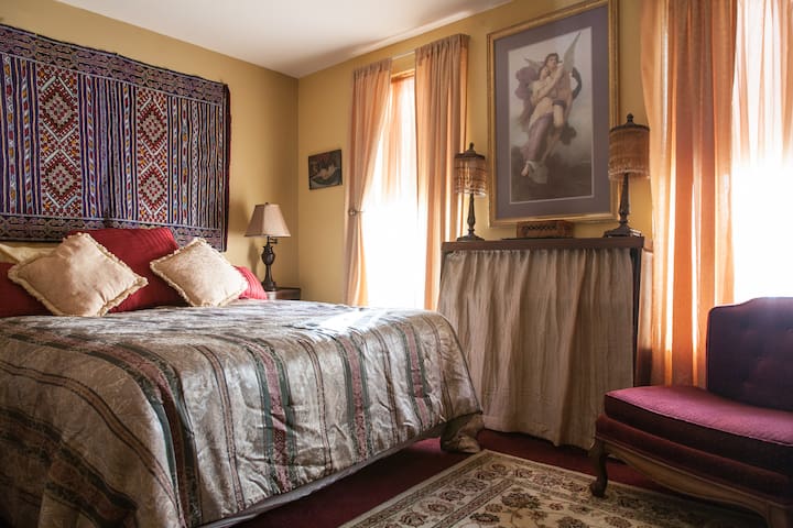 Art Museum Haven w/Queen size bed