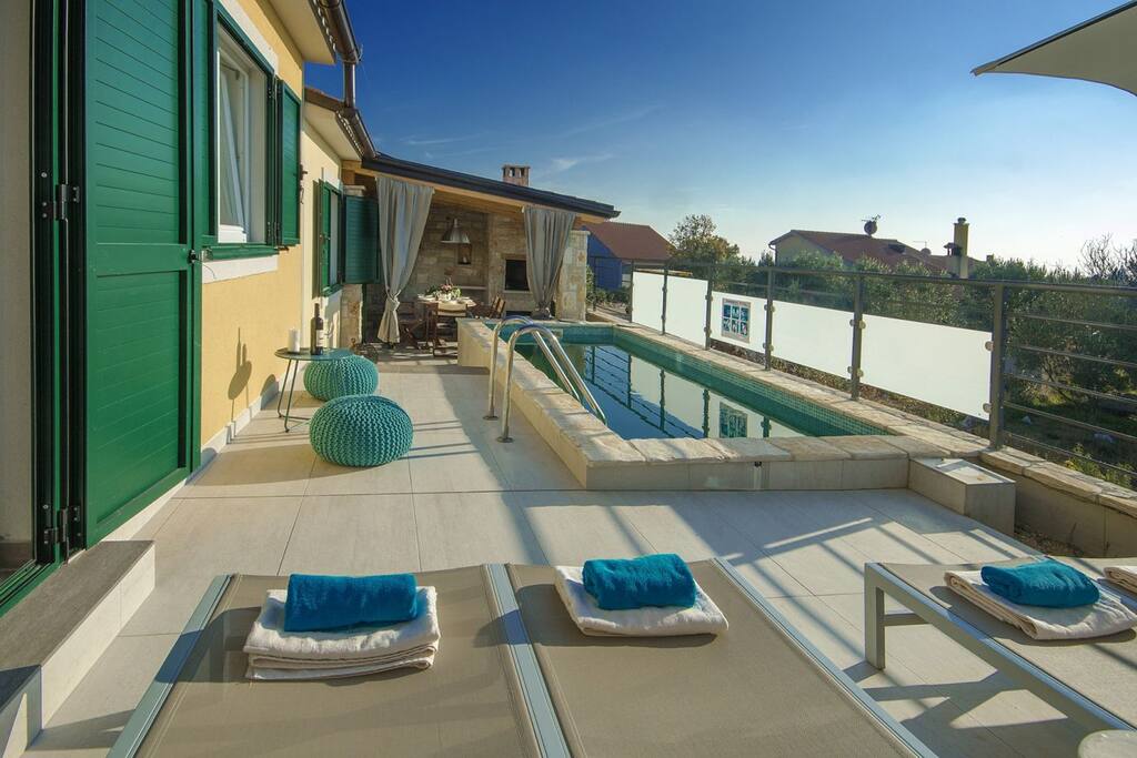 area by the pool