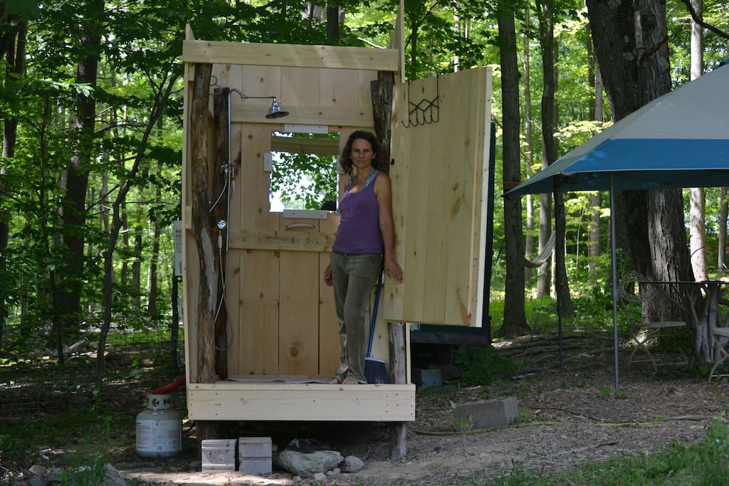 Tree house shower, has hot water, plenty of hooks, shampoo and soap. Rainfall shower head and separate wand. There is a bench too.