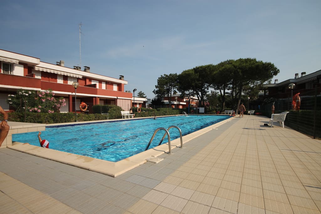 La piscina residenziale con servizio di salvataggio