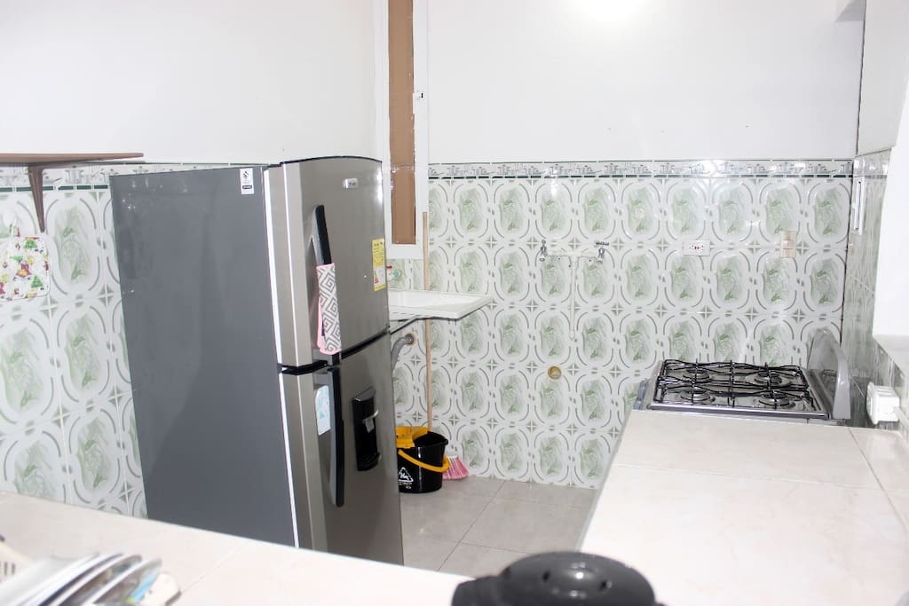 Kitchen has a 4 gas burners and a big fridge/ La cocina tienen estufa a gas de puestos y refrigerador grande