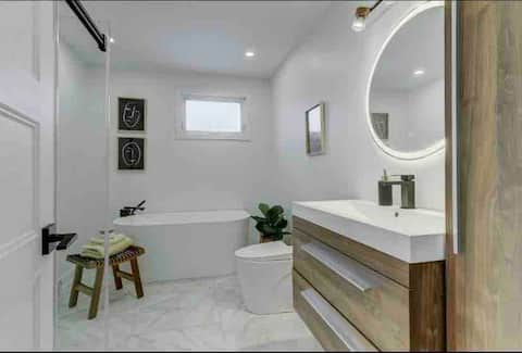 Cozy new renovated house close to DT free parking