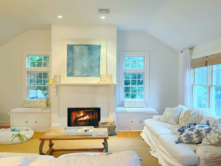 Удобна дневна соба со каучи со длабоки седишта и памучни перници од Серена и Лили. Има голем телевизор поврзан за пренос со голема брзина. Садовите се полни со забавни игри за семејството. Каминот на дрва има безбедносен екран.