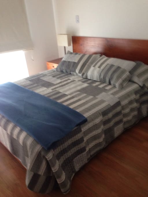 Cama queen dormitorio principal