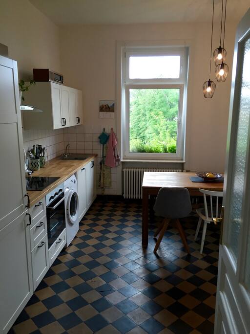 Küche/ Kitchen with view into green backyard