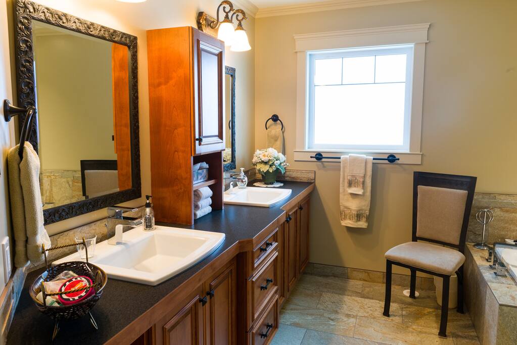 Selkirk Suite Bathroom (double sinks )