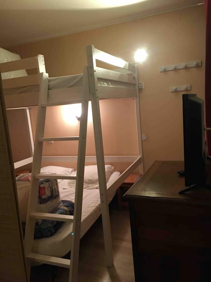 Esquina de dormir 1 cama altillo en 140 y 1 cama debajo en 160