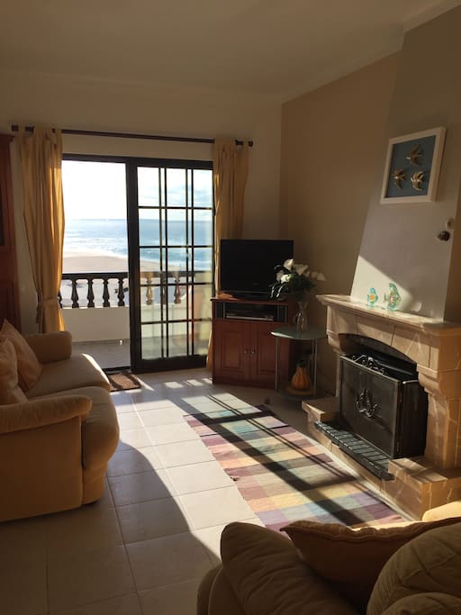 Lounge area with dining table for six