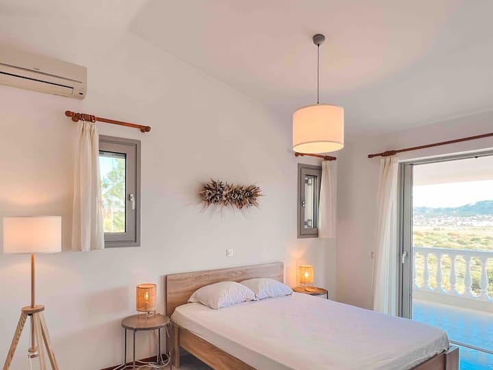 El dormitorio del primer piso.  Un colchón Candia Strom para una experiencia de sueño profundo. Un departamento totalmente equipado, disponible solo después de una solicitud especial (capacidad para 2 personas, solo disponible con reservaciones de ocho huéspedes)* 

BÚHO | athens riviera

* nunca se alquila por separado