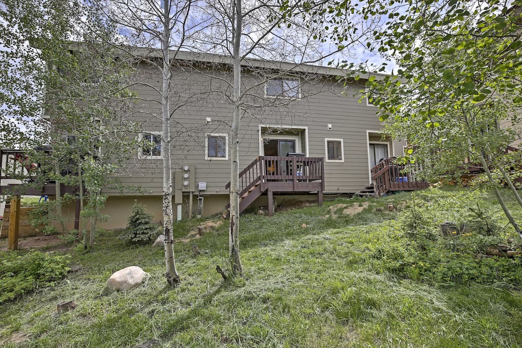Centrally located to all of the major ski resorts in Summit County, this home is a dream come true for any skier or snowboarder.