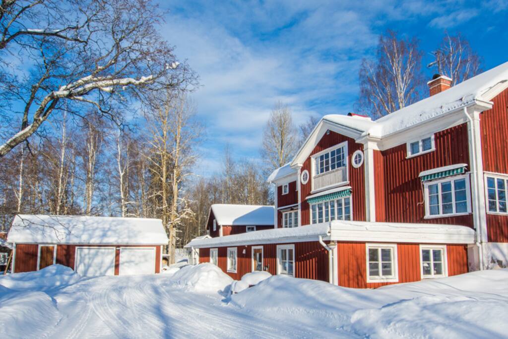 Lägenheterna ligger i bottenvåningen och är en del av vårt hus och var tidigare en vävsstuga