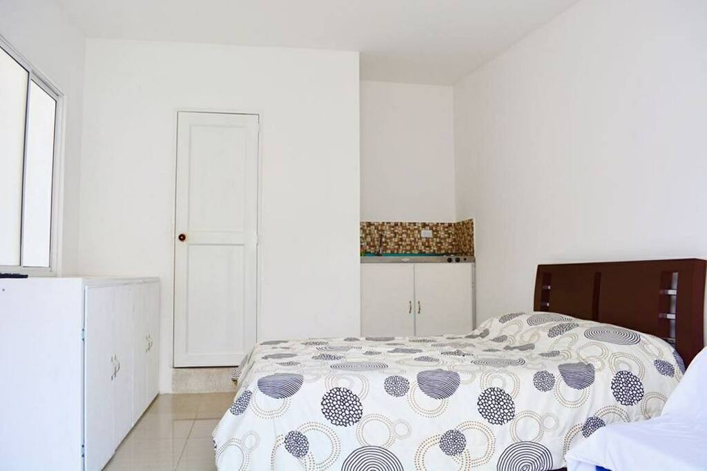 Apt 301
Incluye: cama doble, sofa cama, cocineta, terraza, servicio de lavanderia, internet wifi, parquedero, utensilios de cocina, lenceria y todos los servicios.