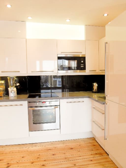 HIGH-END NOLTE KITCHEN WITH QUARTZ COUNTERTOPS