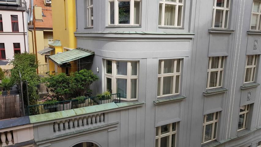 Cosily furnished apartm, unique terrace,AC,Prague1 gallery image 3