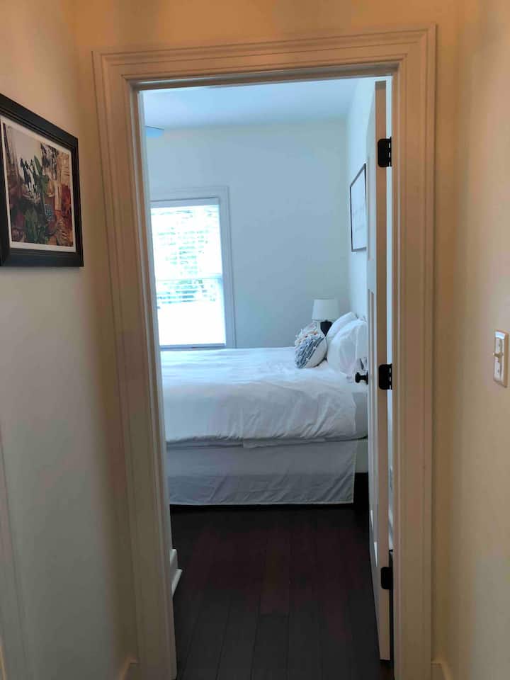 Shiko në dhomën e gjumit në katin e poshtëm #1.