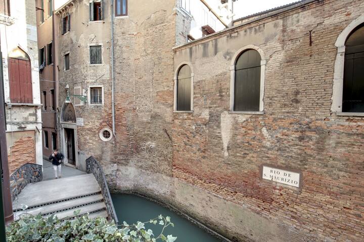 Stunning Modern Apartment in the Heart of Venice gallery image 4