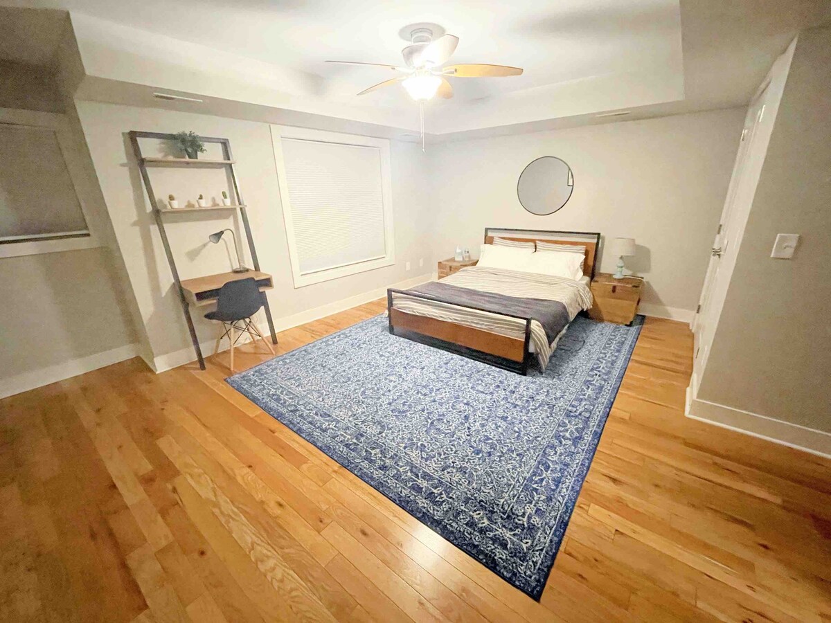 Დიდი ძირითადი საძინებელი საწოლით და აბაზანა-ტუალეტით. Უამრავი სივრცე, რომელშიც შედის გასაბერი ლეიბი (შედის თეთრეული და ბალიშები). Გარდა ამისა, ამ ოთახში არის სამუშაო სივრცე.