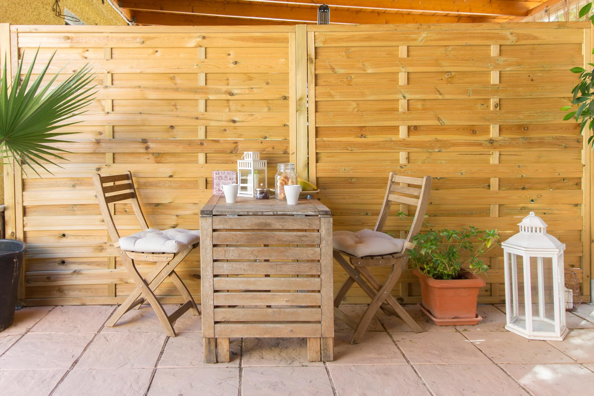 Private House with outside terrace.15 min beach