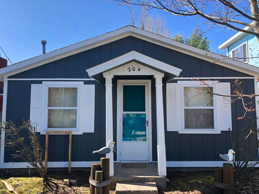 Cabin 204 (2 Bedroom - Sleeps 5)