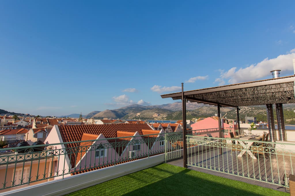 Stunning Eagle-Eye view from the huge terrace of the penthouse. The pergola provides shade to enjoy a great breakfast or lunch outside!