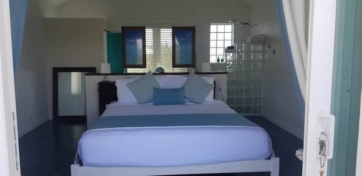 Okean Görünüşü Süitası böyük və havalıdır, böyük ölçülü, ekranlaşdırılmış pəncərələrdən təravətləndirici burulğanlar var.  Əlbəttə ki, həqiqətən isti gecələr üçün Kondisioner də var.