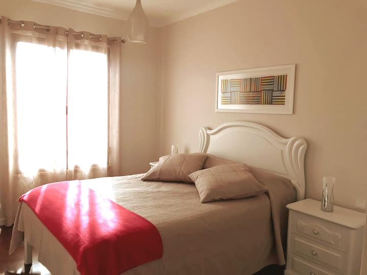 Habitación luminosa con hermosas vistas a la ciudad, amplios armarios, cama con colchón de excelente calidad y capa superior de espuma viscoelástica de  gel, ADMITE TODAS LAS PERSONAS QUE DUERMEN. El apoyo medio firme significa comodidad durante toda la noche para cada posición de sueño