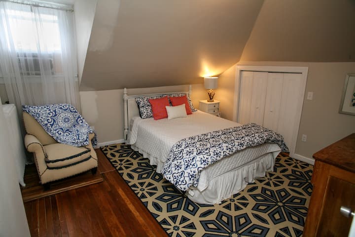 Chumba cha kulala cha pili kina kiti kizuri cha kusoma.  Air-conditioned kwa faraja yako