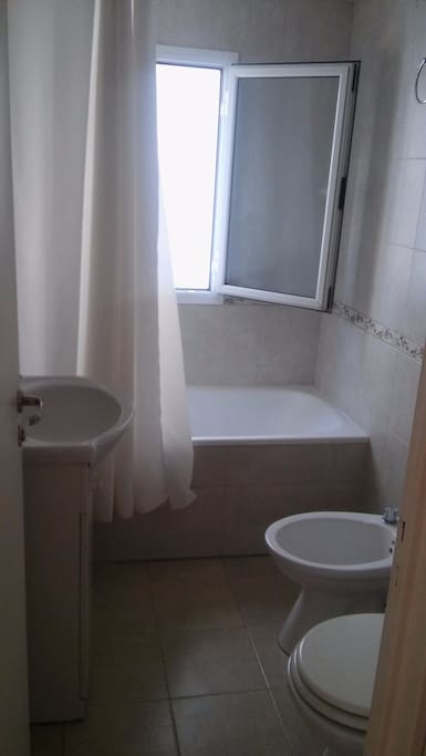 Baño cómodo con bañera, muy buena luz y ventilación.