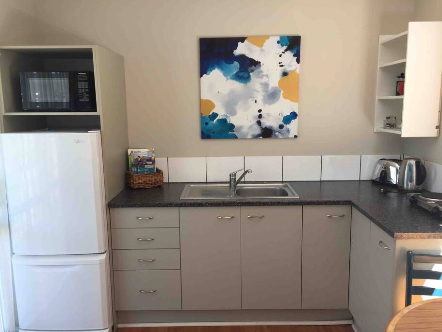 Kitchenette, fridge/freezer, toaster, kettle, hot plates, cutlery and crockery, microwave