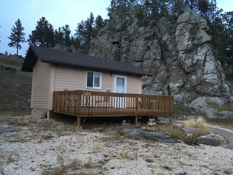 Cozy Cabins! Custer beauty!! Winter deals availab!