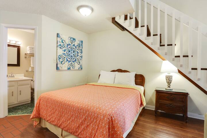 3BR Suite B with 5 beds, 2 baths – Sleeps 10 gallery image 5