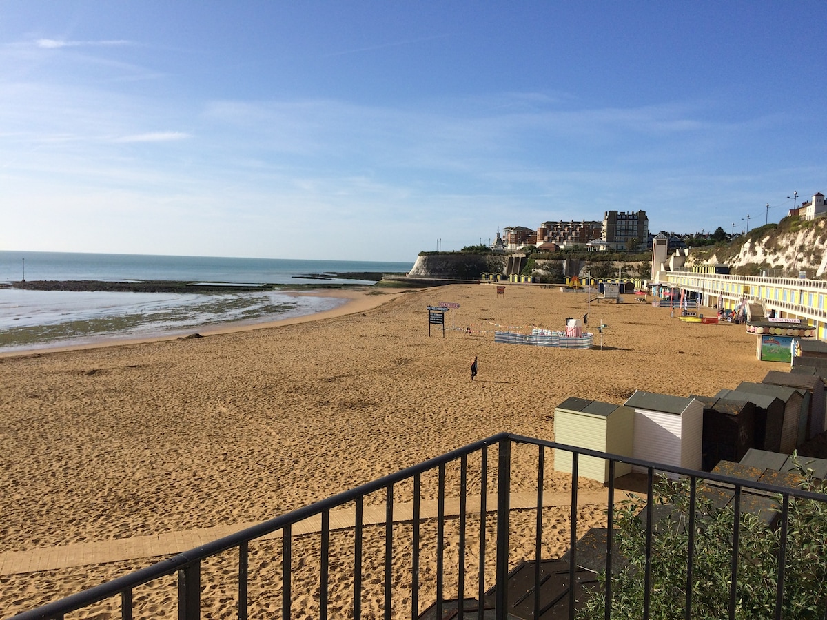 On the beach, historic Eagle House, Broadstairs Flats for Rent in