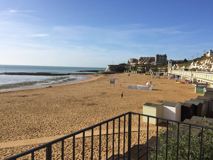 On the beach, historic Eagle House, Broadstairs Apartments for Rent