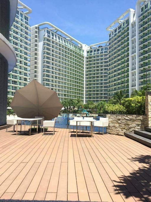 Pool side guest's lounge