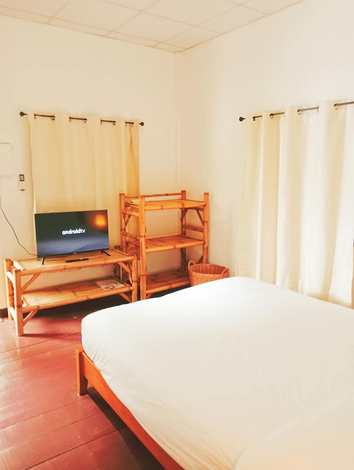 Спалня 2, с климатик, смарт телевизор и самостоятелна баня.