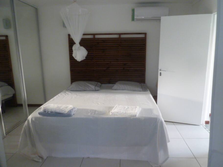 Chambre avec climatisation et rangement