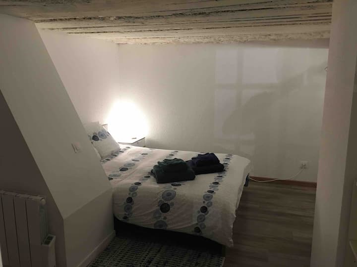 Camera 2 : tranquilla come il legno ;) ...

Lit 140x190.
Sommier (2019).
Linge de lit (2019).
Cintres (2019).