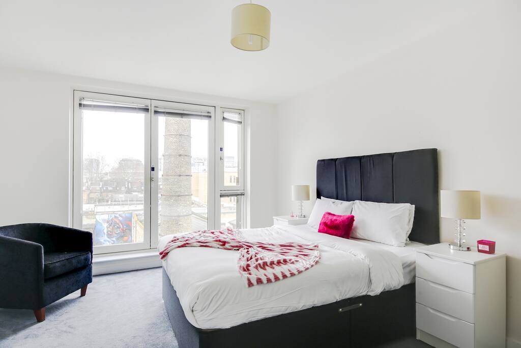 Bedroom with king size bed