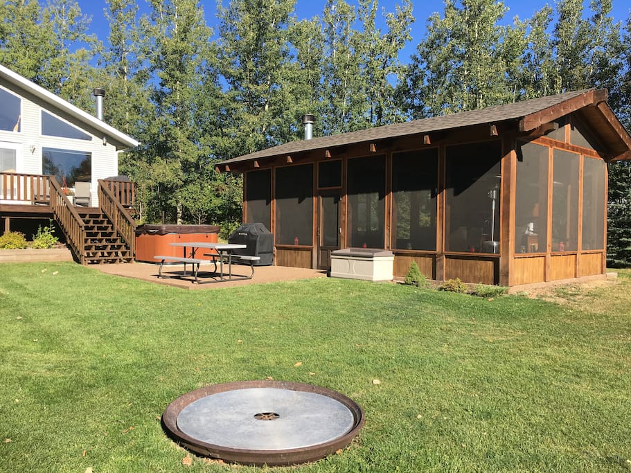 Outdoor fire pit