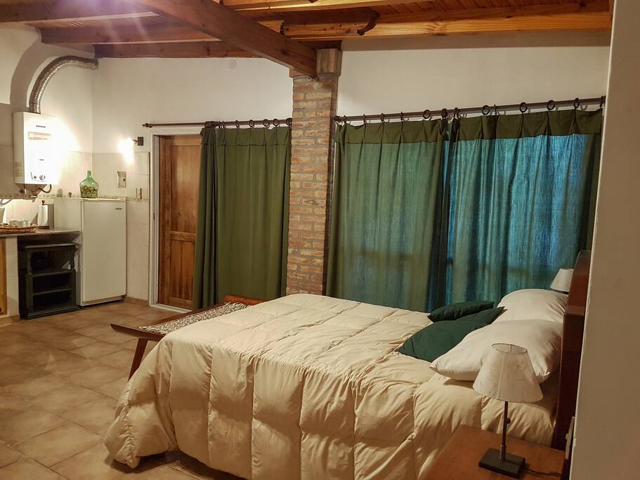 Cama doble y entrada.