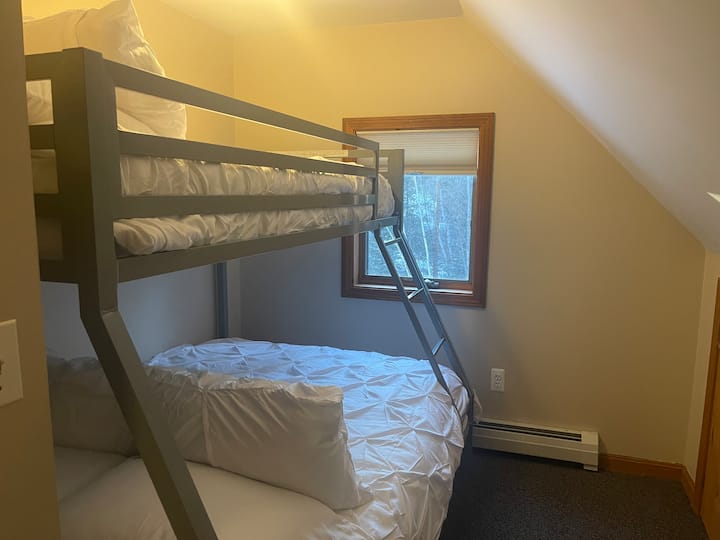 Troisième chambre avec lits jumeaux et lit superposé complet.

Les chambres sont toutes situées au deuxième étage de la maison