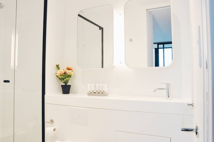 HighestBuildingCBD#TopFloor#SkyView@Lvl75#FreePark gallery image 5